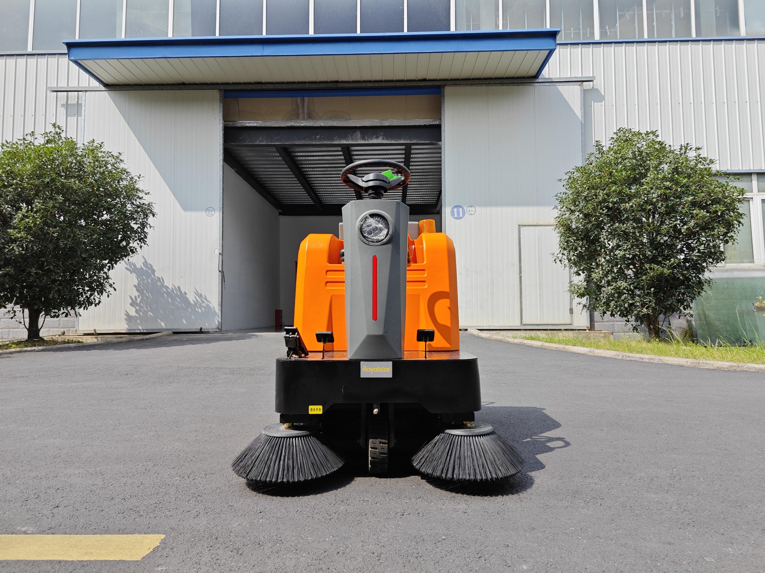 驾驶式扫地机帮助园区解决清洁成本高的问题